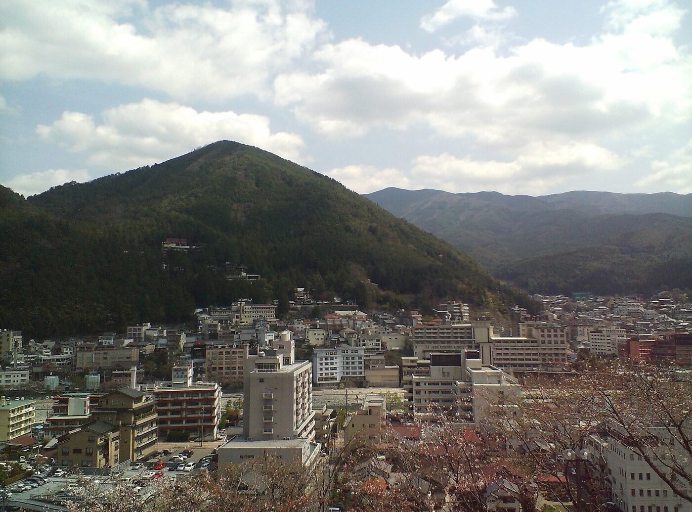 Embrace the Winter Chill: Your Guide to Japanese Onsen Comfort and Etiquette